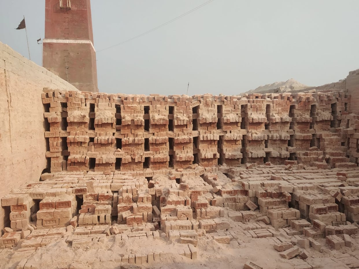 Pátio externo de olaria com estoque de peças cerâmicas